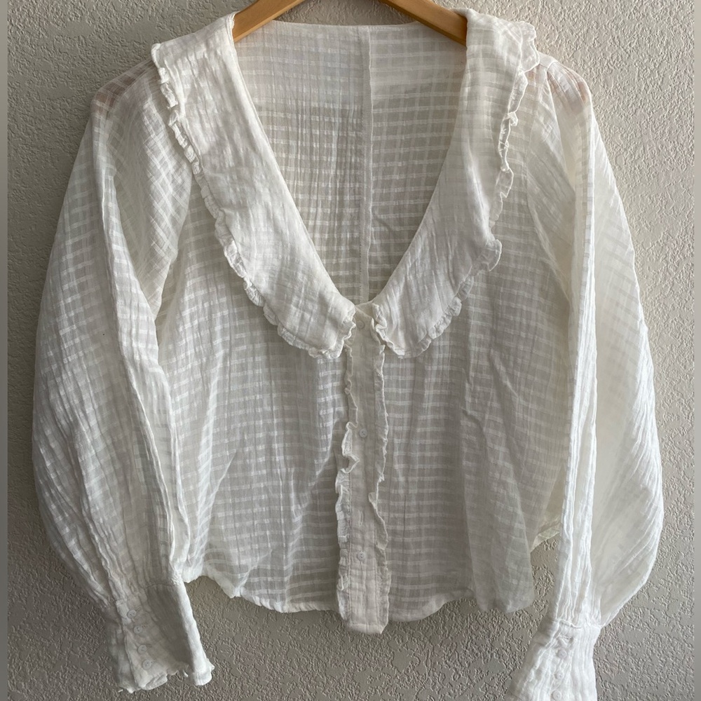 Elegant White Ruffled Women's Top XS